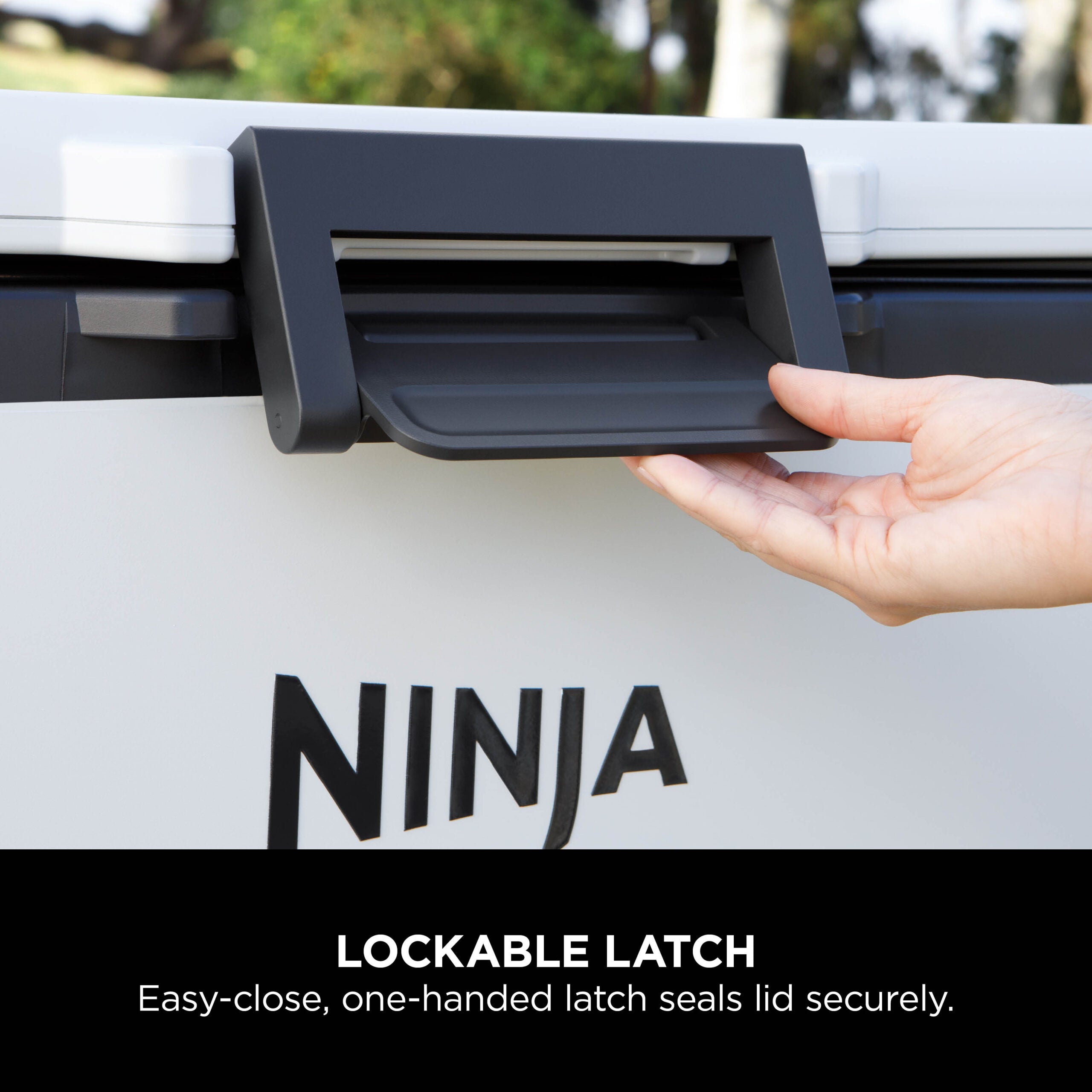 Ninja FB230EUWH Frost Vault Kolečkový chladicí box  – 28L – Bílá